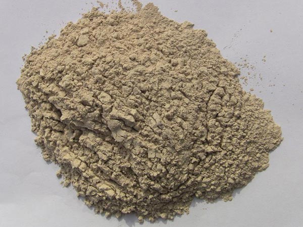 礬土性質(zhì) 礬土主要成分是氧化鋁，為煉鋁和耐火材料的主要原料。白色或灰白色，因含鐵而呈褐黃或淺紅色。密度3.45g/cm3，硬度1～3，不透明，質(zhì)脆。極難熔化，不溶于水，能溶于硫酸、氫氧化鈉溶液。 地區(qū)分布 中國(guó)鋁土礦資源比較豐富，在全國(guó)18個(gè)省、自治區(qū)、直轄市已查明鋁土礦產(chǎn)地205處，其中大型產(chǎn)地72處（不包括臺(tái)灣），主要分布在山西、山東、河北、河南、貴州、四川、廣西、遼寧、湖南等地。 投資前景 1.可用于煉鋁工業(yè)。用于國(guó)防、航空、汽車、電器、化工、日常生活用品等。 2.可用于精密鑄造。礬土熟料加工成細(xì)粉做成鑄模后精鑄。用于軍工、航天、通訊、儀表、機(jī)械及醫(yī)療器械部門。 3.可用于耐火制品。高鋁礬土熟料耐火度高達(dá)1780℃，化學(xué)穩(wěn)定性強(qiáng)、物理性能良好。 4.硅酸鋁耐火纖維。用于鋼鐵、有色冶金、電子、石油、化工、宇航、原子能、國(guó)防等多種工業(yè)，消防人員可用耐火纖維布做成衣服。 5.制造礬土水泥、研磨材料、陶瓷工業(yè)以及化學(xué)工業(yè)可制鋁的各種化合物。 鋁礬土磨粉制備 鋁礬土粉是選用煅燒過(guò)的熟鋁礬土礦石用雷蒙磨加工制成的細(xì)粉，粒度通常為100目-325目，在耐火材料行業(yè)得到了廣泛的應(yīng)用。通常加工的流程為先經(jīng)顎式破碎機(jī)進(jìn)行破碎，然后篩分進(jìn)入鋁礬土雷蒙磨或鋁礬土超細(xì)磨粉機(jī)中，進(jìn)行鋁礬土粉制備，使其應(yīng)用更加廣泛。