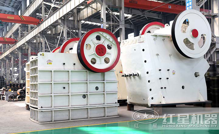顎式破碎機(jī)實(shí)拍圖，型號(hào)多樣，價(jià)格在10-80萬之間